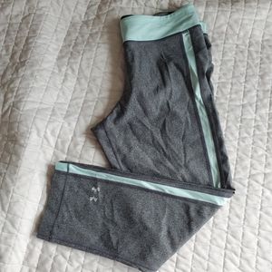Under Armour sz M HeatGear Capri Grey Leggings with Aqua Stripes